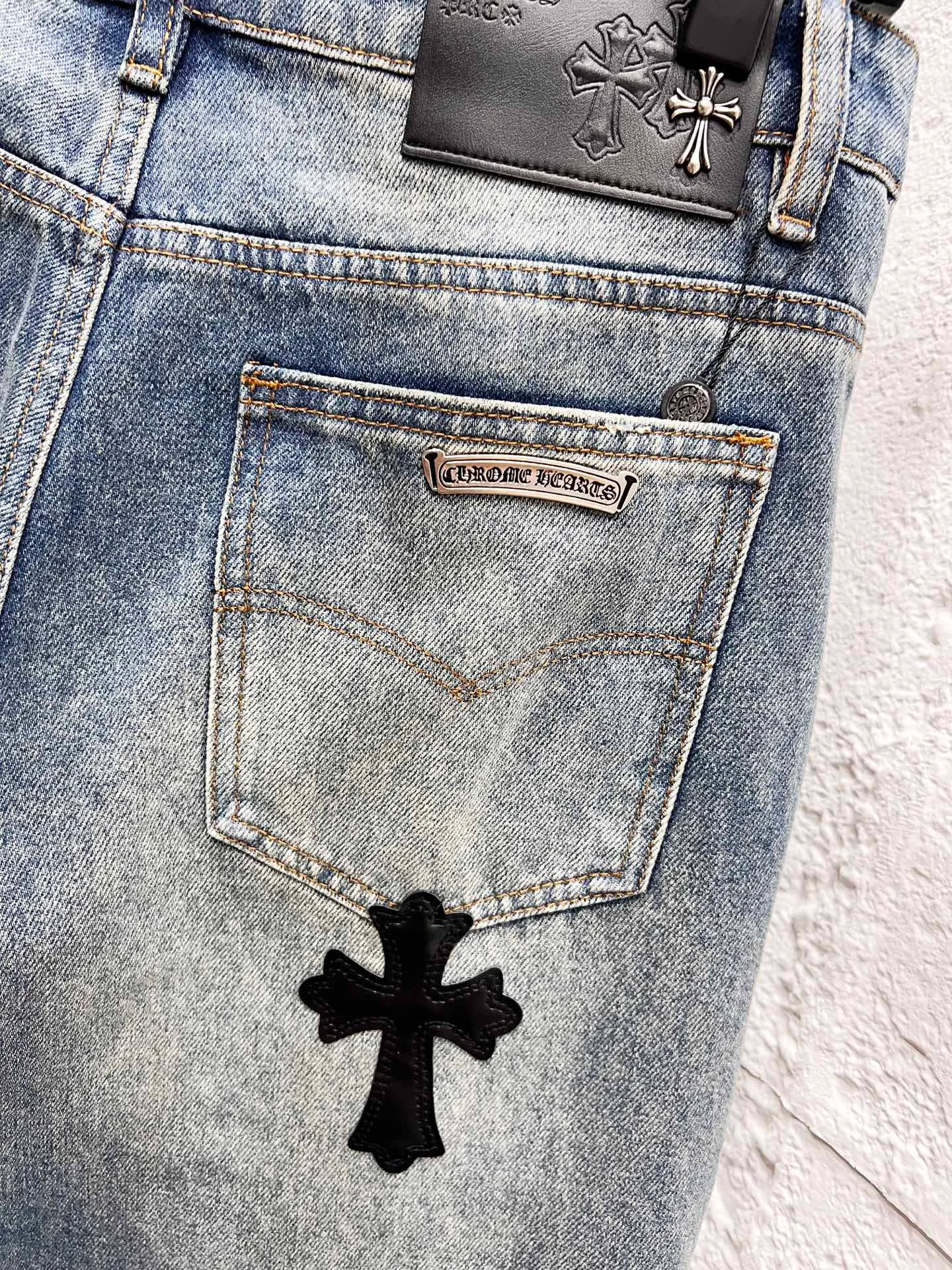 🅿️290 Style number: H927 Chrome hearts & Chrome hearts 25ss black leather cross patch leather jeans Chrome hearts’ logging pants are here! ! ! CH Croix Heart Double Knee Cross Patch Leather Bo1 Style Logging Pants Straight-leg Work Pants B136 Croix Heart Cross Sanskrit Overalls Price 24W Level, patchwork cross pattern embellishment, high-waisted washed jeans! ! Absolutely high-end luxury products, 1.9W level god-level single products, super popular products, made by top heavy industry, not to be missed. About Zangyin, this is an extremely luxurious fashion brand, which can also be called the nobles of the high street. It has always been an exclusive brand of some hipsters or rich second generation. Compared with ordinary high streets, it is more luxurious and noble. Compared with luxury brands, it has a more fashionable personality and has always been a brand that I have a special liking for. Imported yarn is custom-woven into a high-density twill canvas. While ensuring a stiff silhouette, the fabric feels very delicate. It follows the B01 classic silhouette. The upper body is stiff and stylish. The ready-made garments are stone-ground and fermented and can be matched with any style. Buttons and zinc-brushed washables are genuine YKK retro metal products. Double-layered canvas on the front. Perfect details. All hardware is perfect. Size: 30-32-34-36 Color: blue pants and black leather